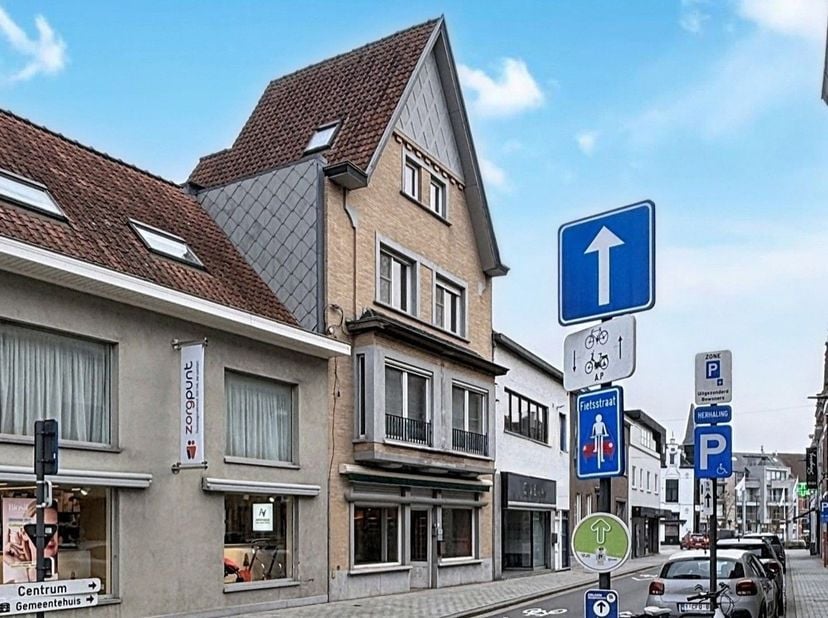 Dit te renoveren handelspand met woonst is gelegen in het centrum van Kuurne, op een commerciële ligging. Een ideale opportuniteit voor mensen die won
