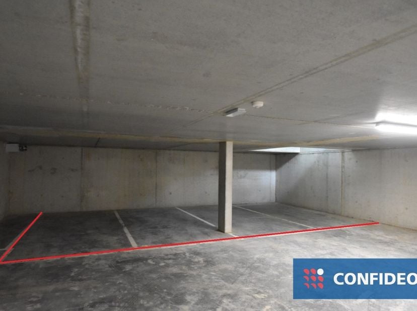 In Residentie Domus Anguli worden vijf staanplaatsen te koop aangeboden. De vraagprijs per staanplaats bedraagt 16.000 EUR.<br />
<br />
Op het kelder