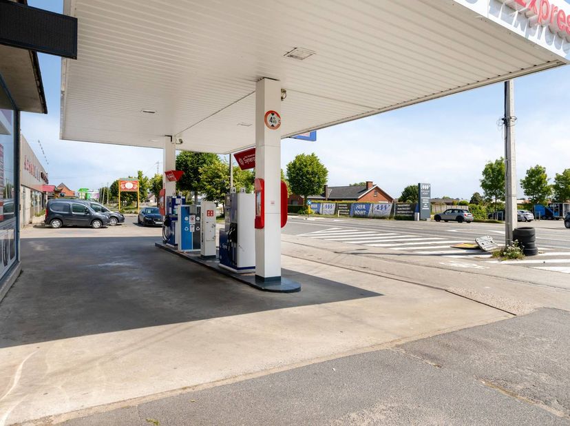 Verhuurd tankstation te Hooglede-Gits, gelegen op drukke verbindingsweg Roeselare-Torhout-Brugge.<br />
<br />
Grondoppervlakte van ca. 188m²<br />
Ta