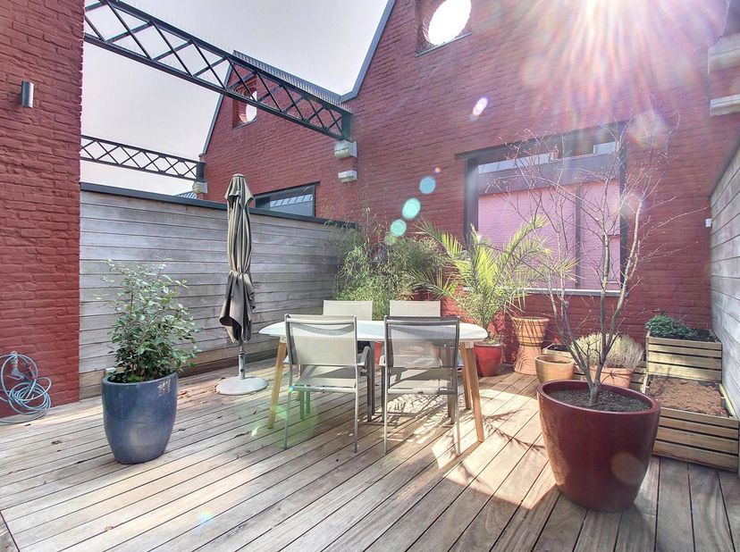 Duplex 3 chambres de 152 m² situé dans la Résidence "Ilot Desclée" à Tournai, à proximité du centre-ville. <br />
Rez-de-chaussée : Hall d'entrée dess
