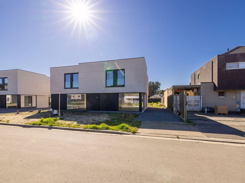 Energiezuinige halfopen nieuwbouwwoning met 3 slaapkamers te Heieinde, Laakdal<br />
Te bezoeken tijdens het opendeurmoment op zaterdag 11/07/2026 van