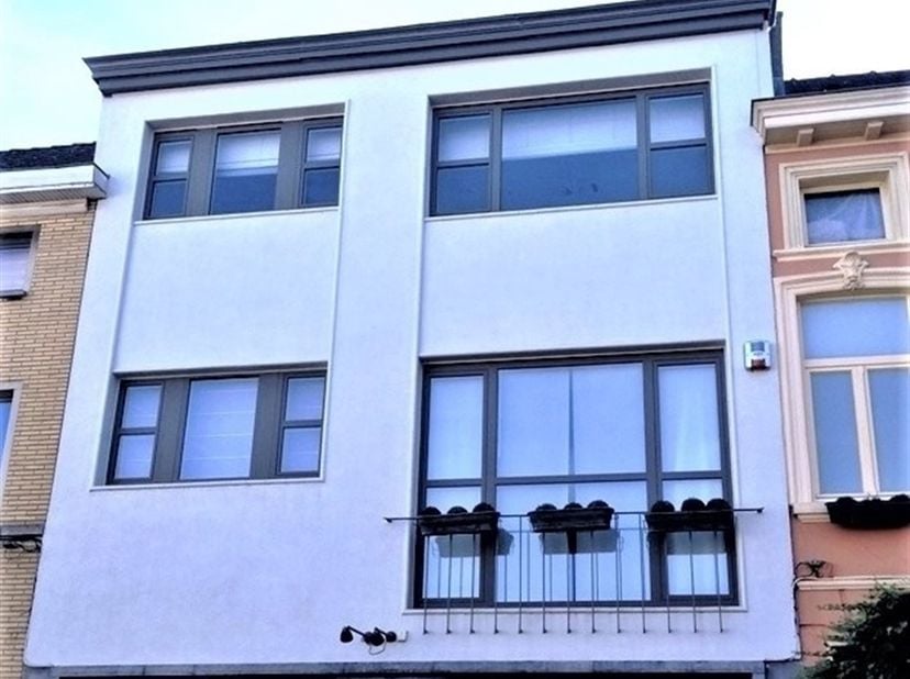 HEEL RUIME DUPLEX APPARTEMENT MET BUITENTERRAS. OPGELET : NIET VOOR STUDENTEN !  COHOUSING TOEGESTAAN  (max 3 personen)  DOMICILIE VERPLICHT.  Dit gro