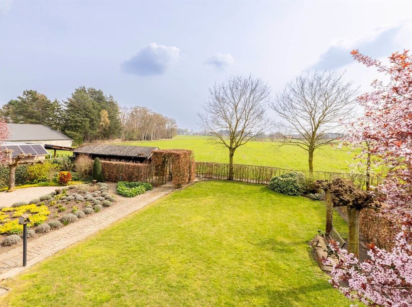 Woning op prachtig gelegen perceel van 14a 55ca<br />
Deze woning dateert van 1989 en bevindt zich in een goed staat van onderhoud.<br />
Ligging: Uit