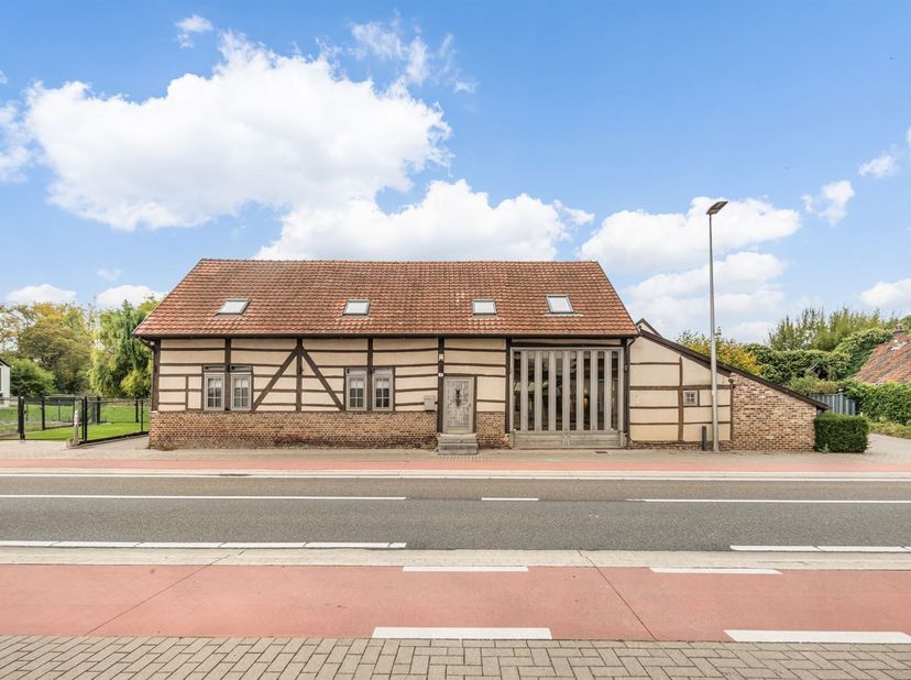 Te koop: Karaktervol feestzaal/restaurant met ruime woonst en parking op uniek domein van 74a 57ca!<br />
<br />
Bent u op zoek naar een eigendom wa