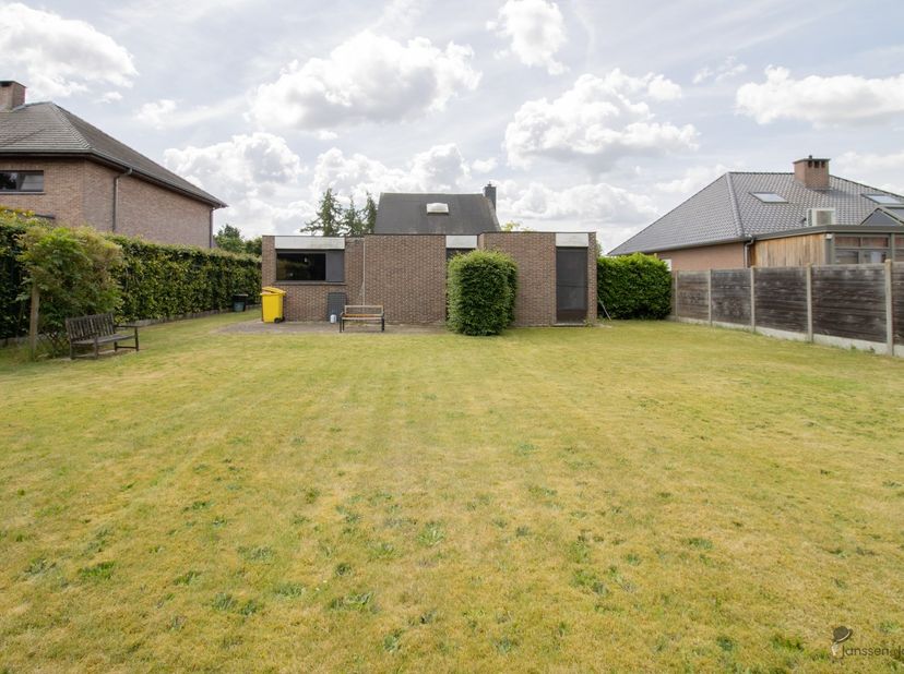 Gelijkvloerse woning met 3 slaapkamers en inpandige garage op 780 m². <br />
<br />
Inkomhal met apart toilet. <br />
Woonkamer van 38 m² op kerami
