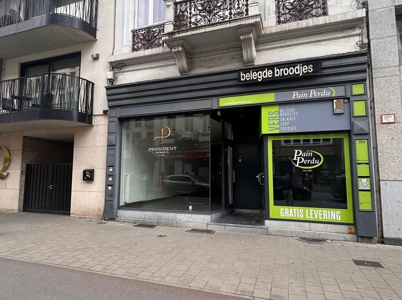 Handelspand te huur gelegen aan de Quellinstraat.<br />
Deze winkel heeft een prachtige hoogte en goede visibiliteit in de straat.<br />
In de omgevin