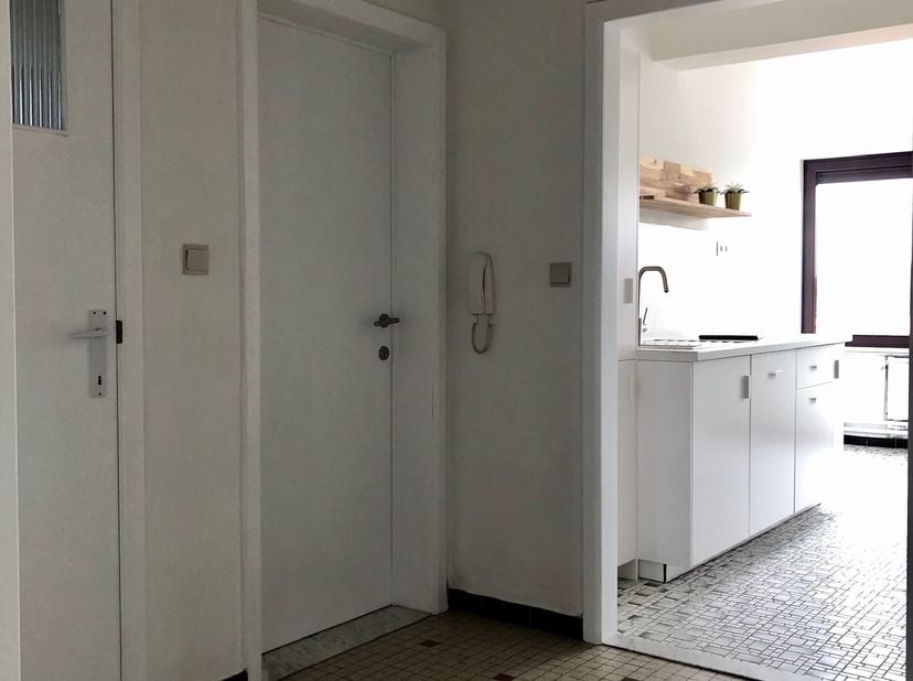 Groot appartement met veel lichtinval, opgefrist met een nieuwe keuken. <br />
Appartement, 108m2, 2de verdiep, met hal, living, keuken ( volledig uit