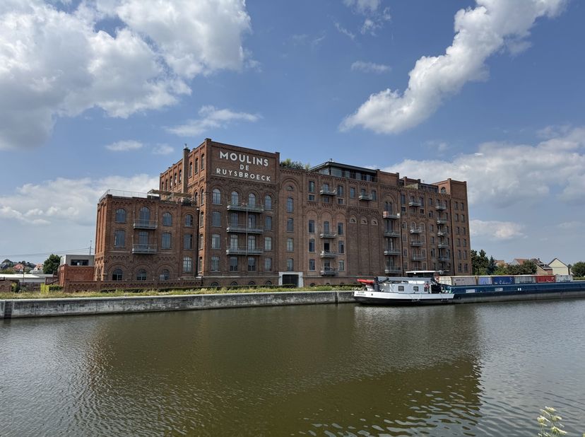 Immo Pické vous propose ce loft unique, idéalement situé dans les Moulins de Ruisbroek, offrant une vue magnifique sur le canal. Le loft se trouve à p