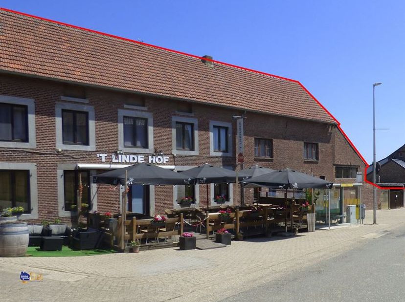 Karaktervol pand met twee interessante mogelijkheden op de gezellige Ruttermarkt in Rutten (Tongeren-Borgloon).<br />
Optie 1: Horecazaak met woonst<b