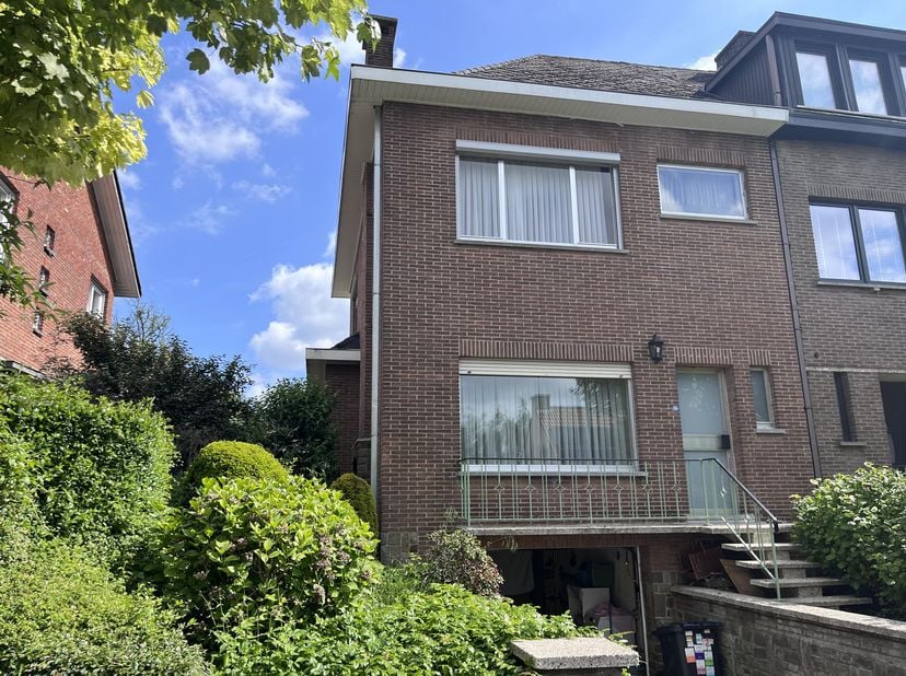 Halfopen bebouwing, bel-etage woning, gelegen in een rustige, doodlopende straat. <br />
Topligging en vlot bereikbaar, dichtbij Brussel, autosnelwege