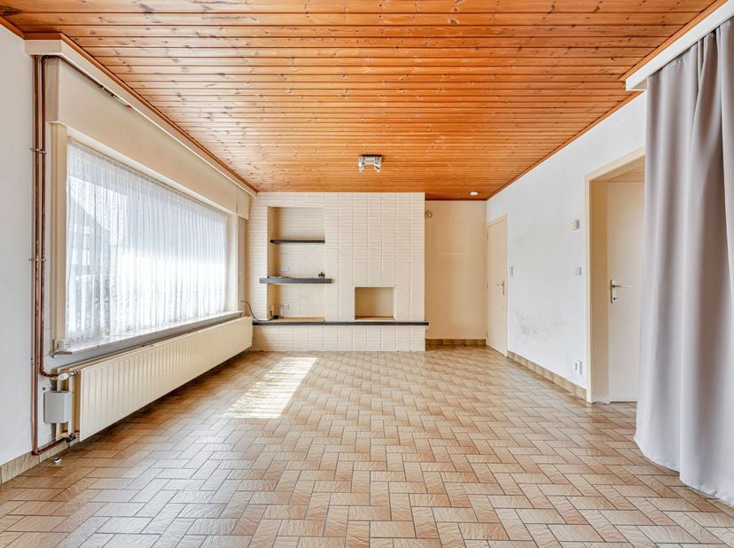Knusse woning met garage en 2 slaapkamers te koop!<br />
Op een goeie locatie vinden we deze woning terug. Deze woning beschikt over een garage en een