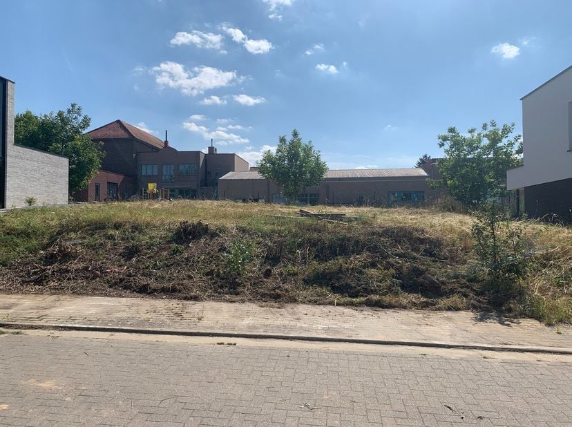 In het landelijke Zichen-Zussen-Bolder, deelgemeente van Riemst, vinden we deze mooie bouwgrond voor een open bebouwing terug.<br />
<br />
Het percee