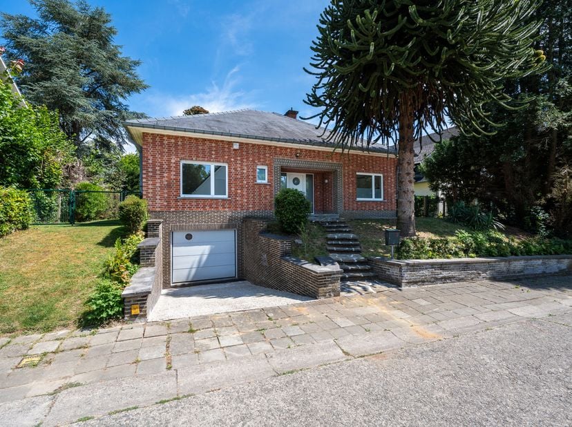 TERVUREN, dans le prestigieux quartier du HOOGVORST, VILLA- bungalow (3ch/1sdb) de +/- 250m² construits sise sur un terrain de +/- 7 ares 37 ca orient