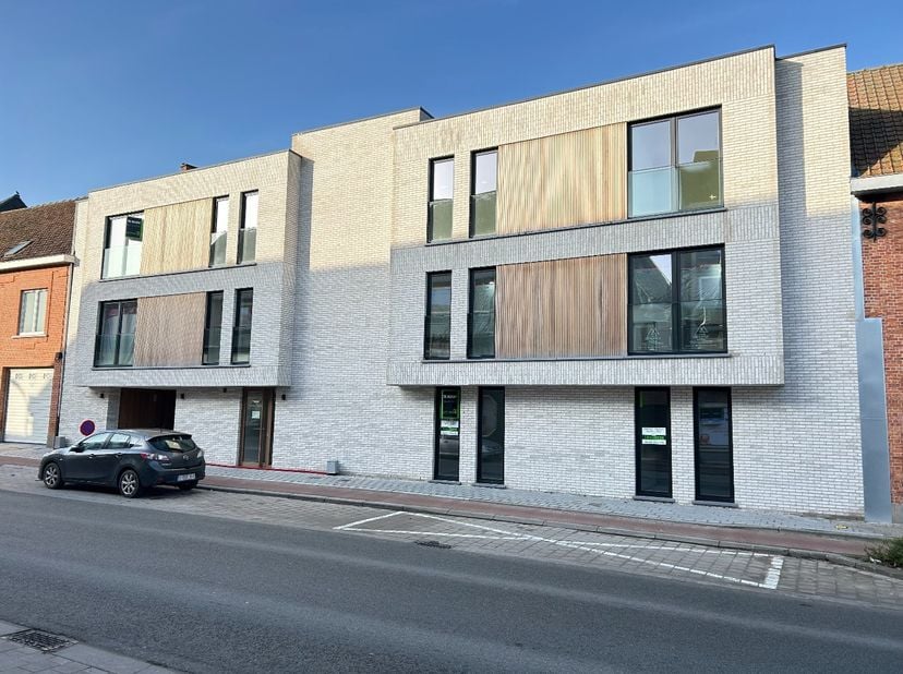 Volledig afgewerkt en instapklaar appartement met ruim terras en privatief tuintje.<br />
Oplevering bij akte.<br />
<br />
Indeling: er is een inkomh