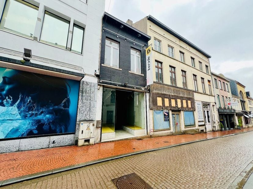 Deze recent gerenoveerde handelszaak is goed gelegen in het centrum van Tienen tevens op wandelafstand van het treinstation. Het pand omvat op het gel