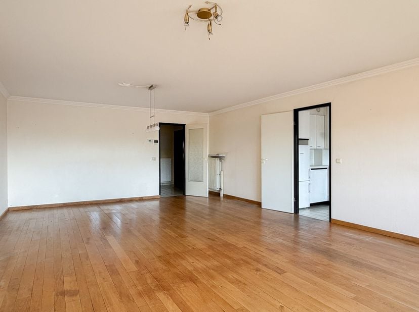Dit zeer ruim appartement op de derde verdieping is gelegen in de gegeerde wijk Kristus Koning, nabij het Graaf Visartpark. Met een bewoonbare oppervl