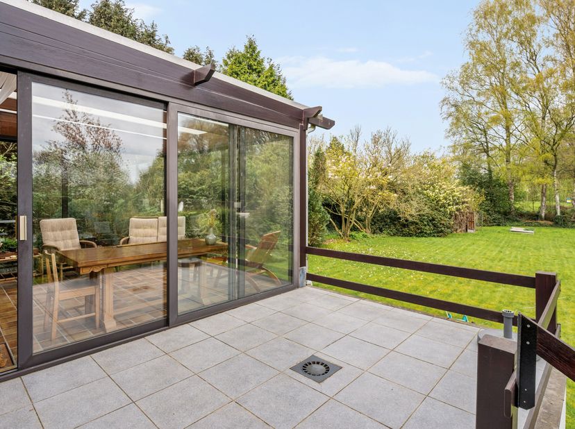 Deze woning met een perceel van 1.450m², is gelegen in een unieke, groene omgeving. Net buiten het centrum van Turnhout, nabij de Nieuwe Kaai en AZ Tu