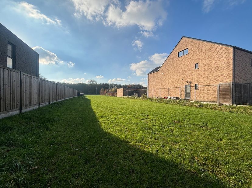 Deze ruime bouwgrond van 1.498 m² is gunstig gelegen aan de Steenweg op Leopoldsburg in Balen. Alle voorzieningen, zoals winkels, horeca, scholen en o