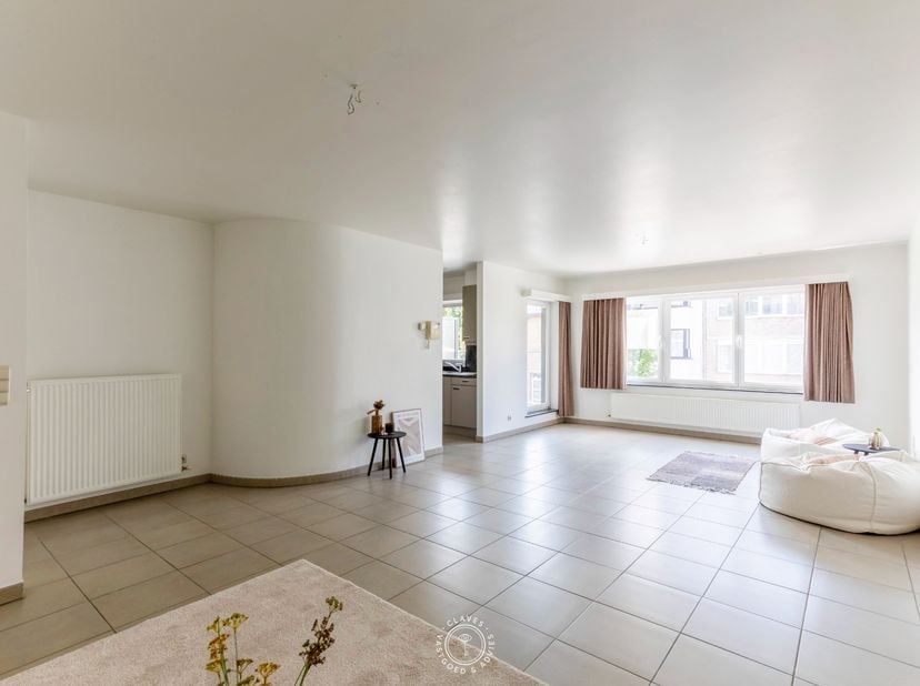 Dit instapklare appartement bevindt zich op de eerste verdieping van een mooie residentie, op wandelafstand van de Grote Markt, supermarkten en alle v