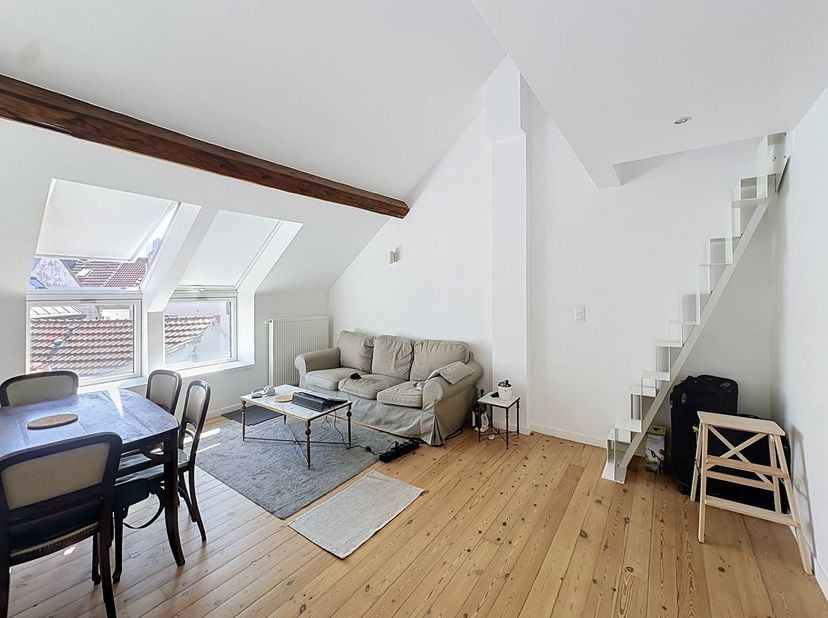 Brussel: Uniek appartement met 1 slaapkamer in het centrum<br />
<br />
Dit appartement bevindt zich op de 3e verdieping van een prachtig gerenoveerd