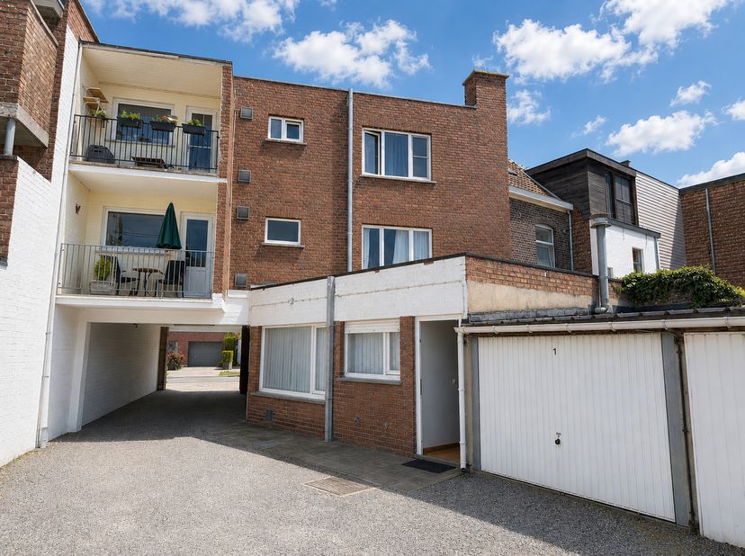 Instapklaar gelijkvloersappartement met garage te Gent<br />
<br />
Dit goed en rustig gelegen gelijkvloersappartement bevindt zich in de Peerstraat t