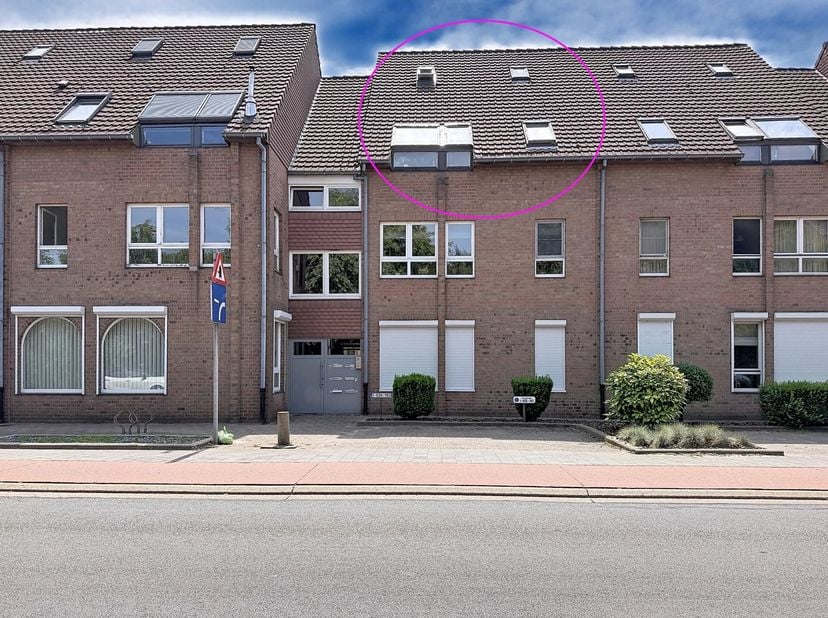 Dit appartement is gelegen op de 2de verdieping en ligt op wandelafstand van het centrum van Lommel.<br />
De leefruimte is open en ruim en biedt vold
