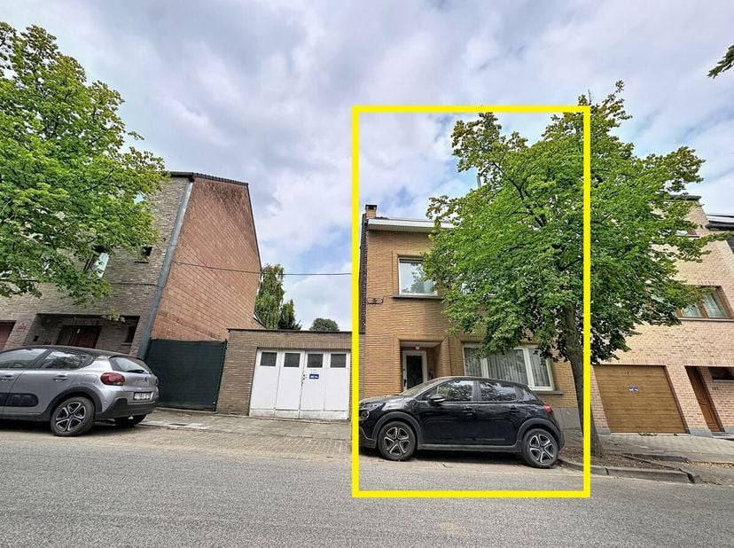 À proximité de toutes les facilités, dans une rue calme et peu fréquentée, charmante maison de ± 160 m² habitables composée comme suit : Au rez-de-cha