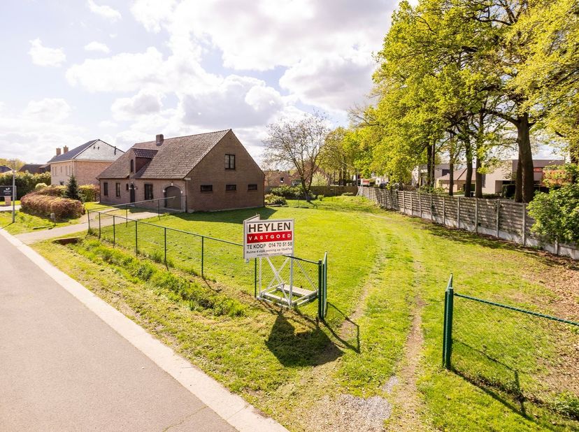 Ruime 4 slpk woning op 12a 94ca in Kasterlee<br />
<br />
Ligging: Gelegen nabij Kasterlee centrum en met alle faciliteiten(winkels, openbaar vervoe