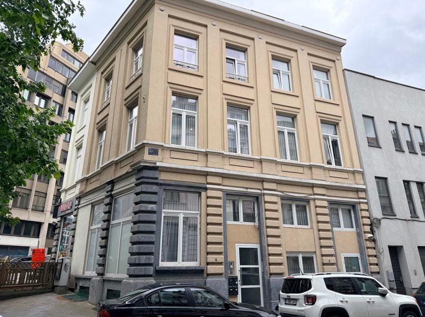 Localisation exceptionnelle, à deux pas du Parc du Cinquantenaire, de la Place Jourdan et du quartier européen, dans un secteur particulièrement reche