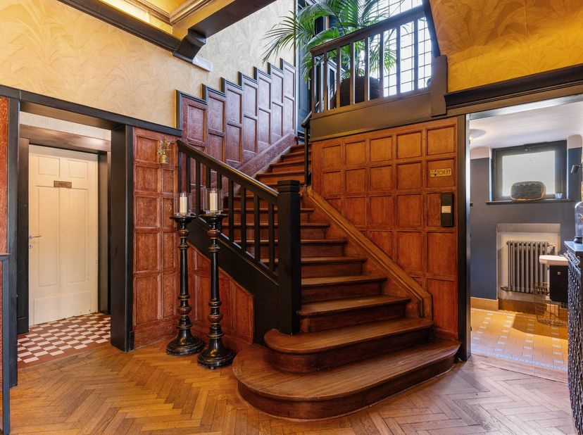 La Villa Zwart Goud est située sur un vaste terrain de 80 hectares, entourée d'un parc privé et d'une parcelle forestière privée. Cette icône de style