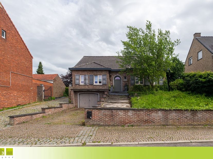ZEER RUIME VRIJSTAANDE WONING MET 5 SLAAPKAMERS EN EEN RUIME TUIN MET ZWEMBAD GELEGEN TE GELINDEN OP 17A 25CA<br />
TROEVEN:<br />
- vernieuwd sinds 2