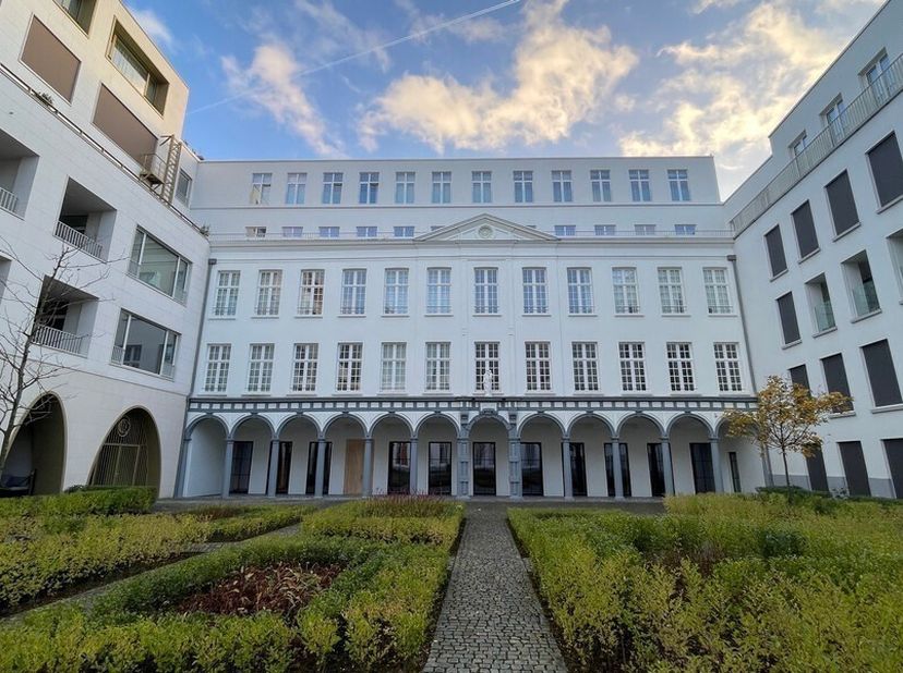 800m² de bureaux neufs prêts à l'emploi au rez-de-chaussée d'un ancien palais de ville et ensuite d'une école de filles dans le centre historique d'An