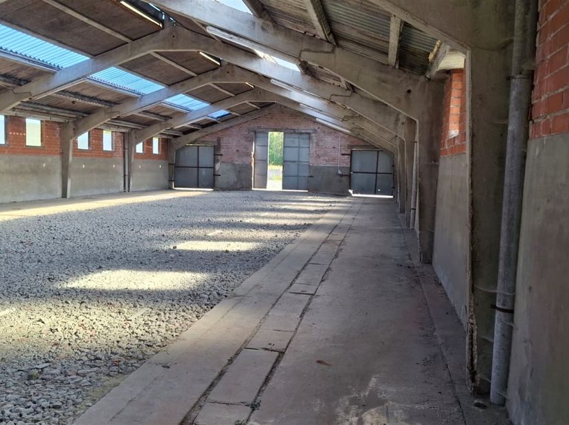 Hangar de +/- 360 m² à louer à Bury.<br />
<br />
Il est actuellement en cours de remise en état.<br />
<br />
Dimensions : 30X 12m<br />
<br />