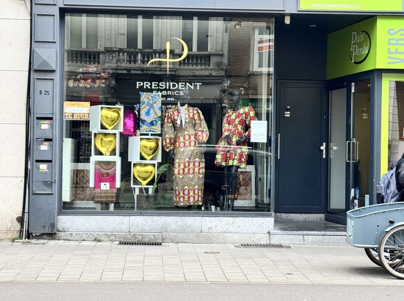 Strategisch gelegen aan de Quellinstraat, op wandelafstand van de Keyserlei, het Stadspark en het Centraal Station, biedt dit instapklare handelspand