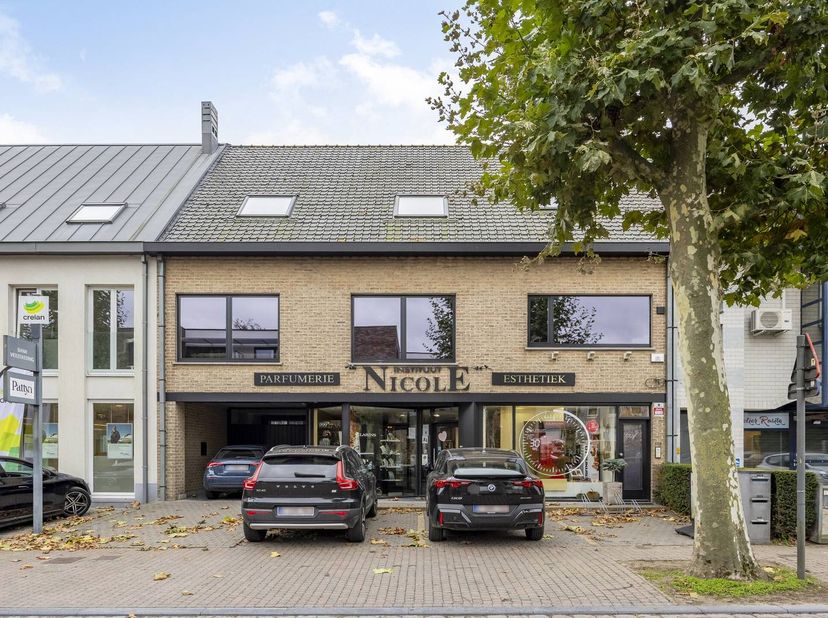 Het handelspand (228m²): Een lichtrijke winkelruimte met grote etalage, volledig gerenoveerd in 2017.  Ideaal voor retail, een vrij beroep of praktijk