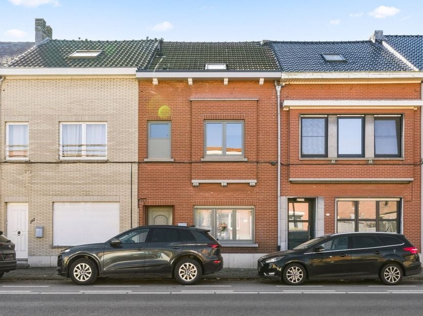 Deze instapklare rijwoning in Tienen is de perfecte plek voor iemand die op zoek is naar een gezellige woning met een tuin. De woning heeft 3 slaapkam
