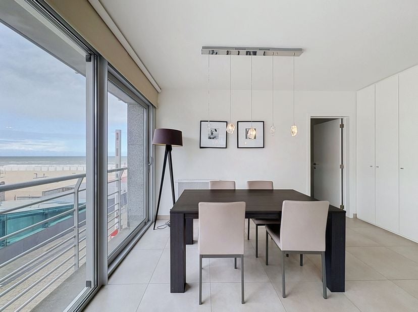 Instapklaar appartement met zijdelings zeezicht gelegen in het centrum van Sint-Idesbald en op enkele minuten van de KYC.&amp;nbsp; Indeling: inkomhal, to