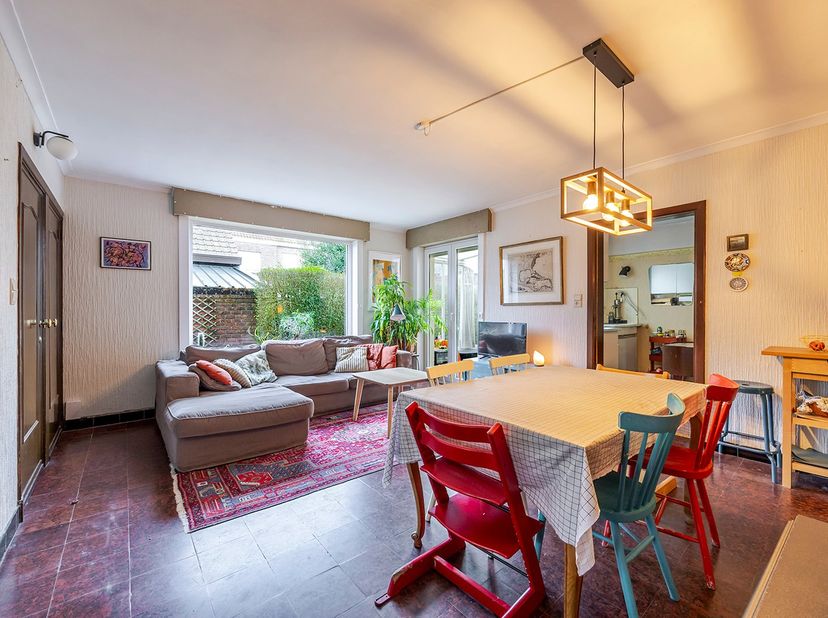 KARAKTERVOLLE verder te renoveren HALF-OPEN WONING, op een grondoppervlakte van 332 m², PRAKTISCHE &amp;amp; MOOIE LIGGING. Ruim ingedeeld, gelegen vlakbi