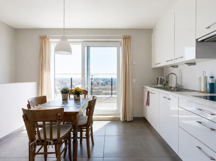 Middelkerke; duplex appartement te koop met 2 dakterrassen en een prachtig uitzicht! Dit duplex appartement biedt een unieke combinatie van comfort en