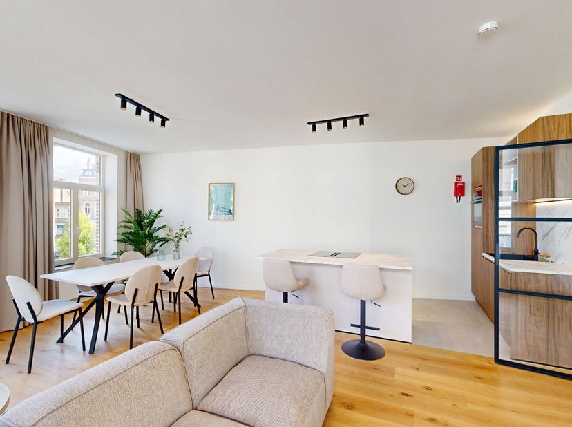Dit prachtige appartement is gelegen in het bruisende Leuven en beschikt over een heerlijk terras. Het appartement is volledig bemeubeld en heeft 2 sl