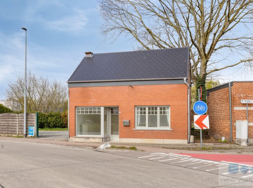 Op een idéale locatie te Heist-op-den-Berg, bevindt zich deze leuke starterswoning met vrijstaande garage en gezellige tuin.<br />
<br />
De woning si