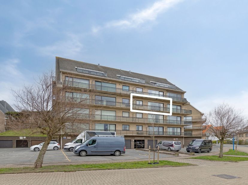 Op de derde verdieping van residentie 'Zandstuyver', gelegen te Koksijde-Bad, bieden we u dit fraaie éénslaapkamerappartement aan. Dit goed onderhoude