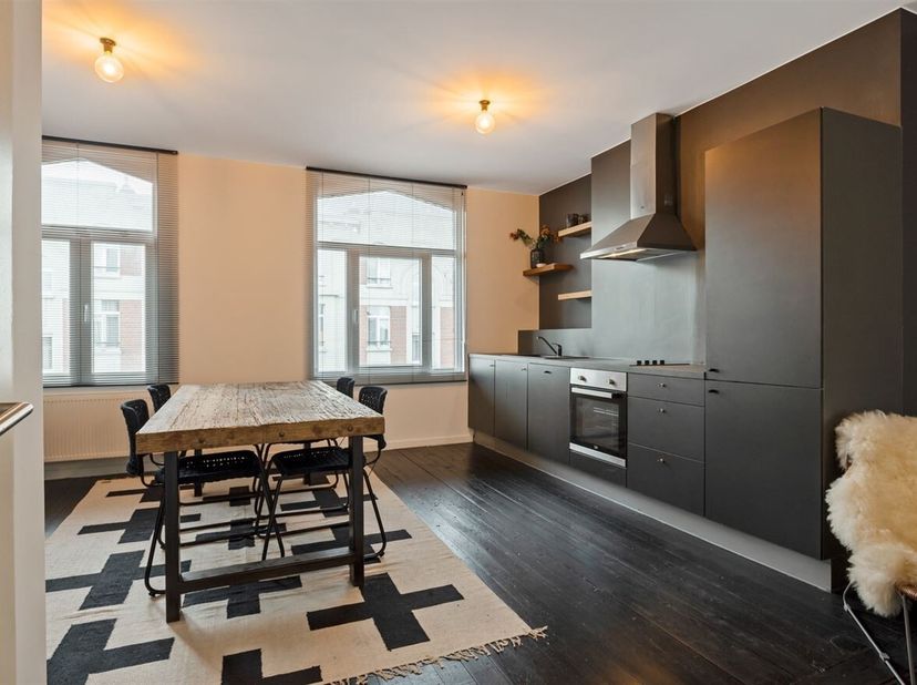 Ligging: Dit volledig gerenoveerde en instapklare appartement met twee slaapkamers (85 m²) geniet van een uiterst centrale ligging. Winkels, horecazak