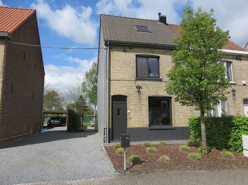 Goedgelegen en mooi afgewerkte half open bebouwing te huur bij Sem Vastgoed.<br />
Gerenoveerd in 2020. <br />
2 slaapkamers, douchekamer gelijkvloe