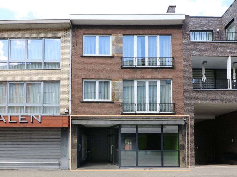 Dit gelijkvloerse appartement geniet van een uitstekende ligging in het centrum van Scherpenheuvel, waardoor winkels, supermarkten, horeca, openbaar v