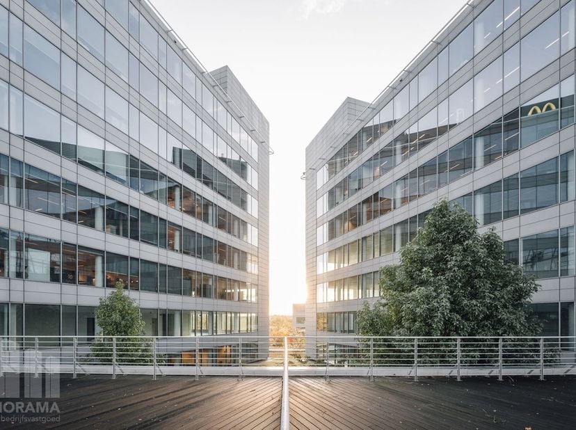 Ontdek dit kwalitatieve en duurzame kantoor van 707 m², uitzonderlijk gelegen vlak bij Brussels Airport. Er zijn kantooroppervlaktes beschikbaar van 5