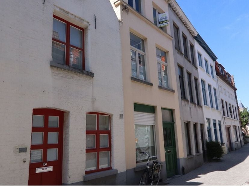 Vernieuwde 3-slaapkamerwoning heeft een uitstekende ligging in het centrum van Brugge met achteraan een uitzicht op de Augustijnenrei.  **    **  Omva