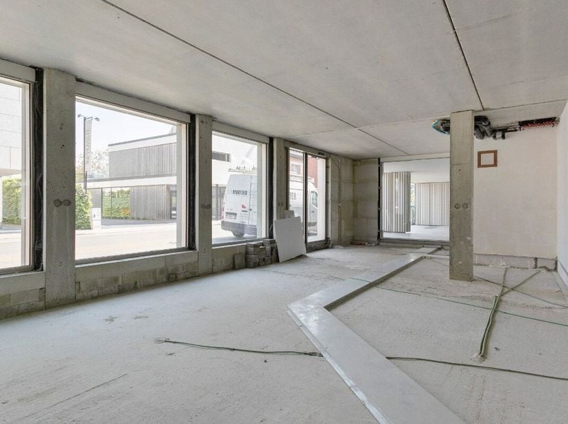 Dans la Résidence Cavallo, une résidence moderne de nouvelle construction dans un emplacement très commercial, vous trouverez cet espace commercial d'