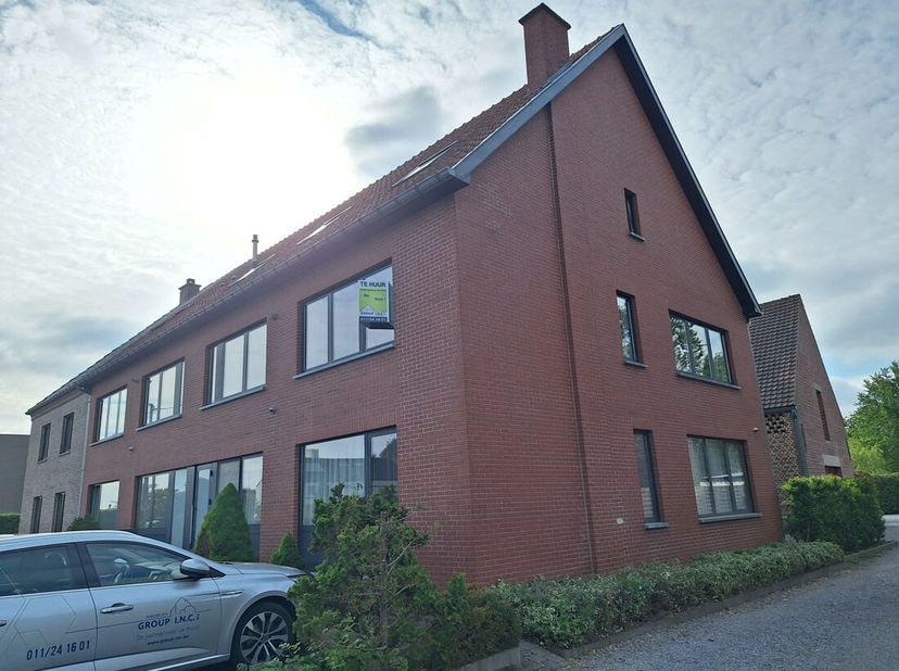 Een ruim, stijlvol duplex appartement op wandelafstand van het centrum van Diepenbeek.<br />
Dit appartement beschikt over twee slaapkamers, een inger