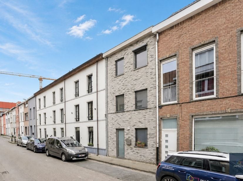 In deze gezellige straat vinden we deze verrassende, ruime en zorgvuldig onderhouden woning met een opp. van 157m² terug. De woning werd tussen 2017 e